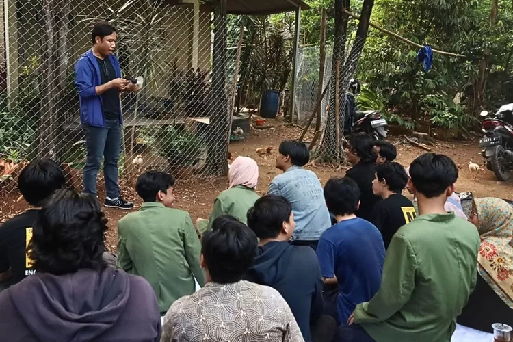 Tim Dosen Fakultas Teknik beserta mahasiswa Program Studi Teknik Mesin UPNVJ melaksanakan Pengmas kepada peternak budidaya ikan air tawar Meruyung Fish Farm. (ISTIMEWA)