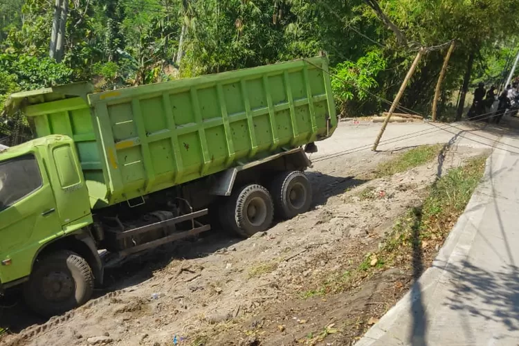 Petugas mengevakuasi tronton dump bernomor polisi BA-1575-ZB yang terguling di Desa Surokontowetan Kecamatan Pageruyung.  (edi prayitno/kontributor Kendal)