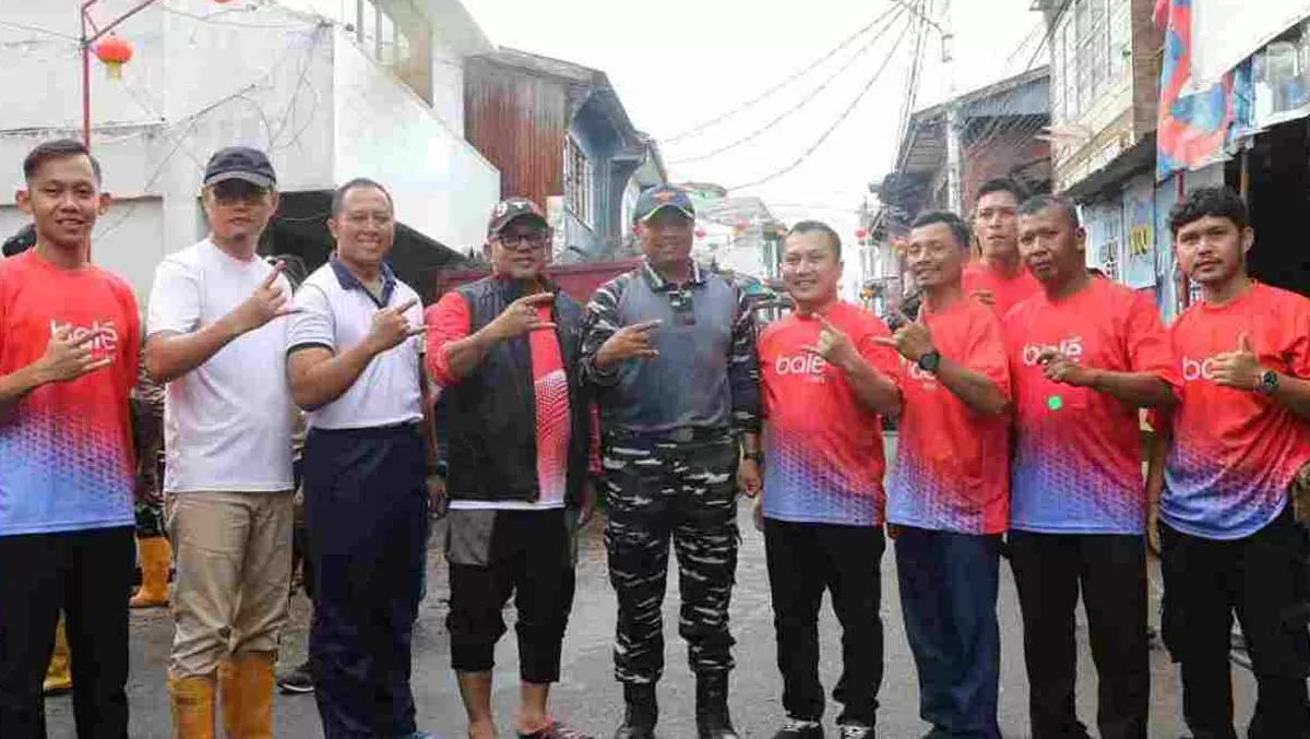 Walikota Tanjungpinang Lis Darmansyah foto bersama peserta goro massal dalam menyukseskan Gerakan Indonesia ASRI.  (Foto: Diskominfo Tanjungpinang)
