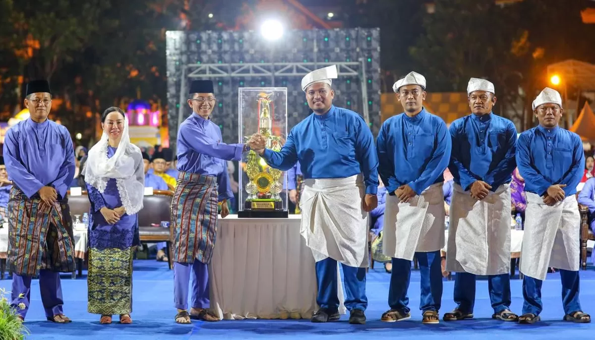 Walikota Batam Amsakar Achmad saat menyarahkan piala bergilir kepada panitia pada acara pembukaan MTQH XXXIV tingkat Kota Batam.(Foto:Diskominfo Batam