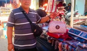 Muktamar NU ke-35 Jadi Berkah Pedagang, Haji Ade Kenalkan Tas Lipat Produksi Garut