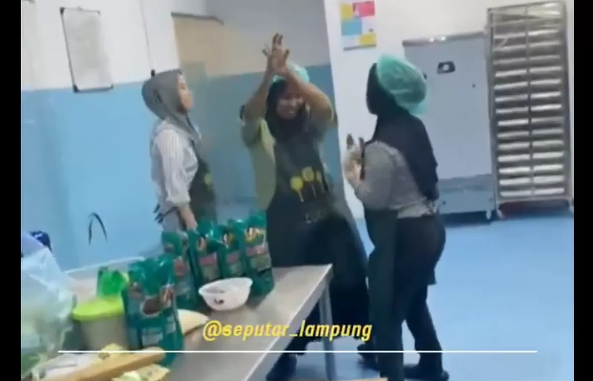 Pegawai SPPG berjoget sembari memasak (Twitter @kenhans03)