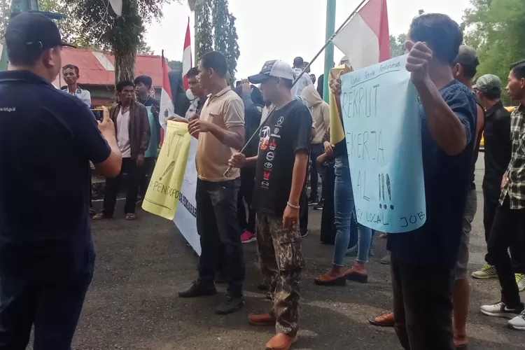 Puluhan warga Desa Sukamaju, Kecamatan Talang Ubi, Kabupaten Penukal Abab Lematang Ilir (PALI), tergabung dalam Aliansi Pemuda Pembaharuan (APP) geruduk kantor PT Pertamina EP Pendopo Filed pada Rabu (17/07/2024).  (B4R/ketikPos.com)