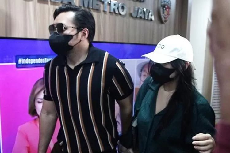 Potret David Bayu temani sang putri, Audrey Davis jalani pemeriksaan usai kasus dugaan foto dan video syur. (Foto: Pradita Utama / Detik)
