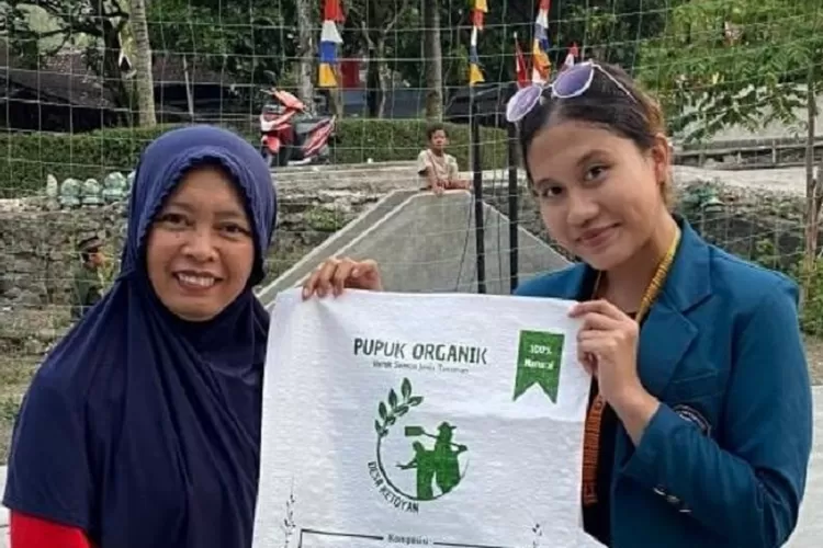 Mahasiswi KKN Undip foto bersama warga Desa Ketoyan dalam program Rebranding Kemasan Pupuk Kompos dan Pestisida Alami (DOKUMEN PRIBADI)