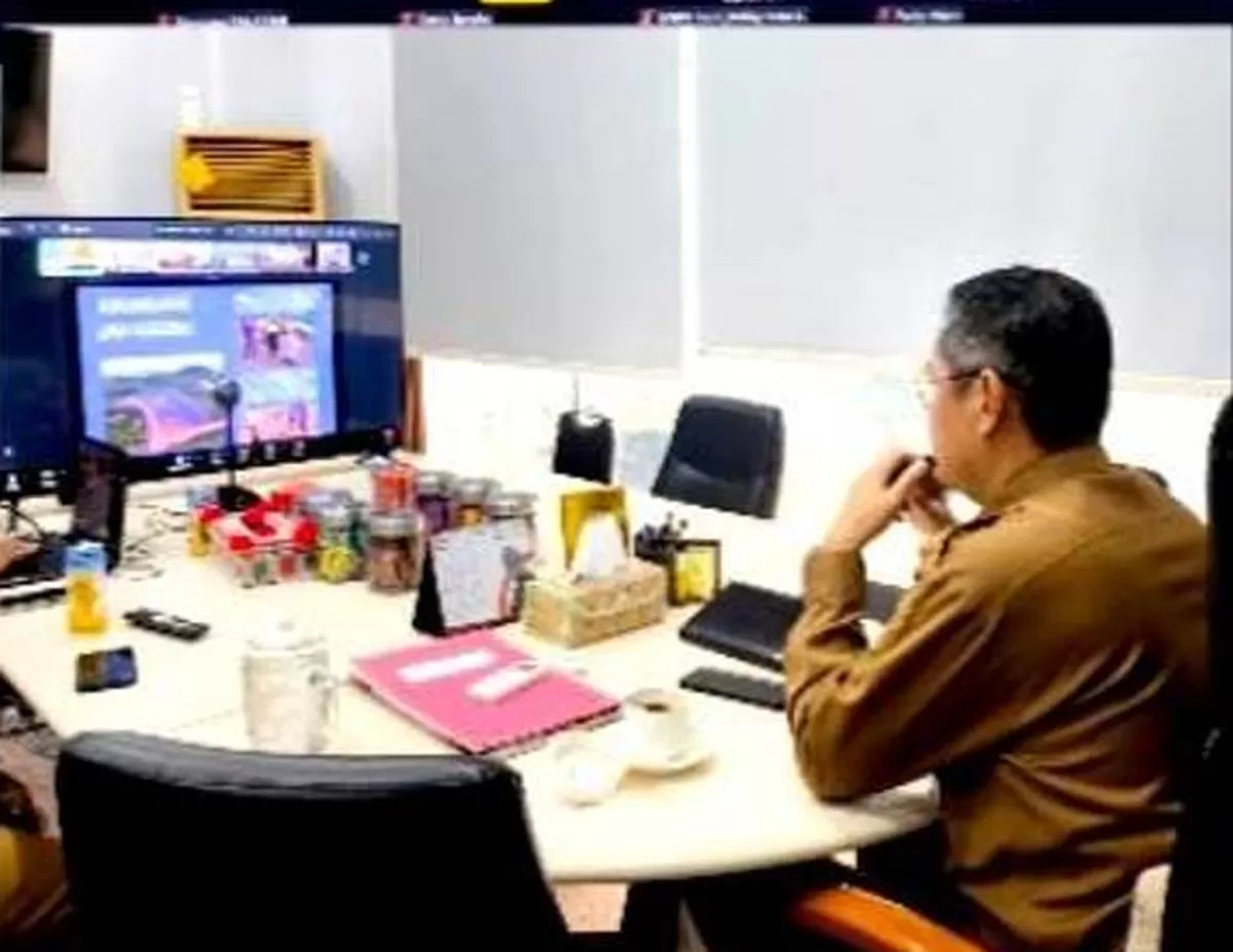 Sekda Kota Tanjungpinang Zulhidayat saat menghadiri Rakor Pembangunan Sekolah Rakyat di Provinsi Kepri melalui Zoom Meeting, yang dibuka oleh Gubernur Kepri Ansar Ahmad.