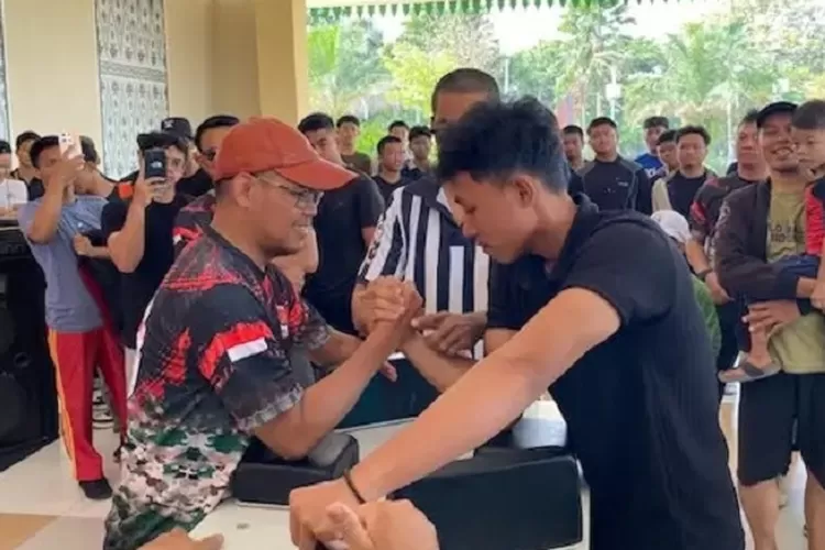 Wakil Walikota Depok Imam Budi Hartono (kiri) saat beradu panco dengan salah satu peserta di Alun-alun Kota Depok, Minggu (11/8). (PEMKOT DEPOK)