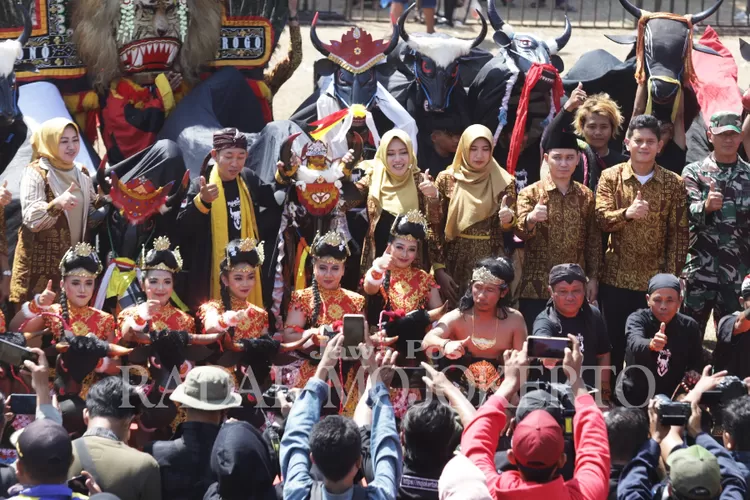 Bupati Mojokerto Ikfina Resmi Buka MajaFest 2023, Kibarkan Merah Putih ...