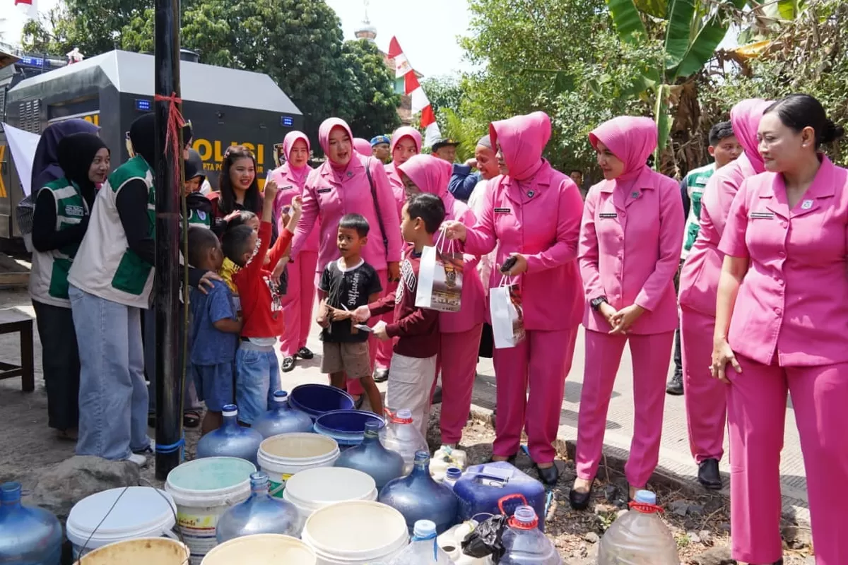 Foto: Sejumlah warga antre membawa wadah air saat pengisian bantuan air bersih dari armada Armoured Water Cannon (AWC) Polres Cianjur di Kampung Nanggeleng, Desa Cibaregbeg, Kecamatan Cibeber. (FOTO: Ist)