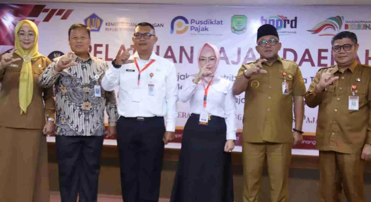 Walikota Tanjungpinang Lis Darmansyah foto bersama usai membuka Pelatihan Pajak Daerah. (Foto: Diskominfo Tanjungpinang)