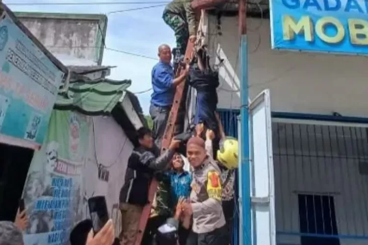 Teknisi PT Pegadaian tersengat listrik gegara pasang banner. (Foto/Metropolitan.id)