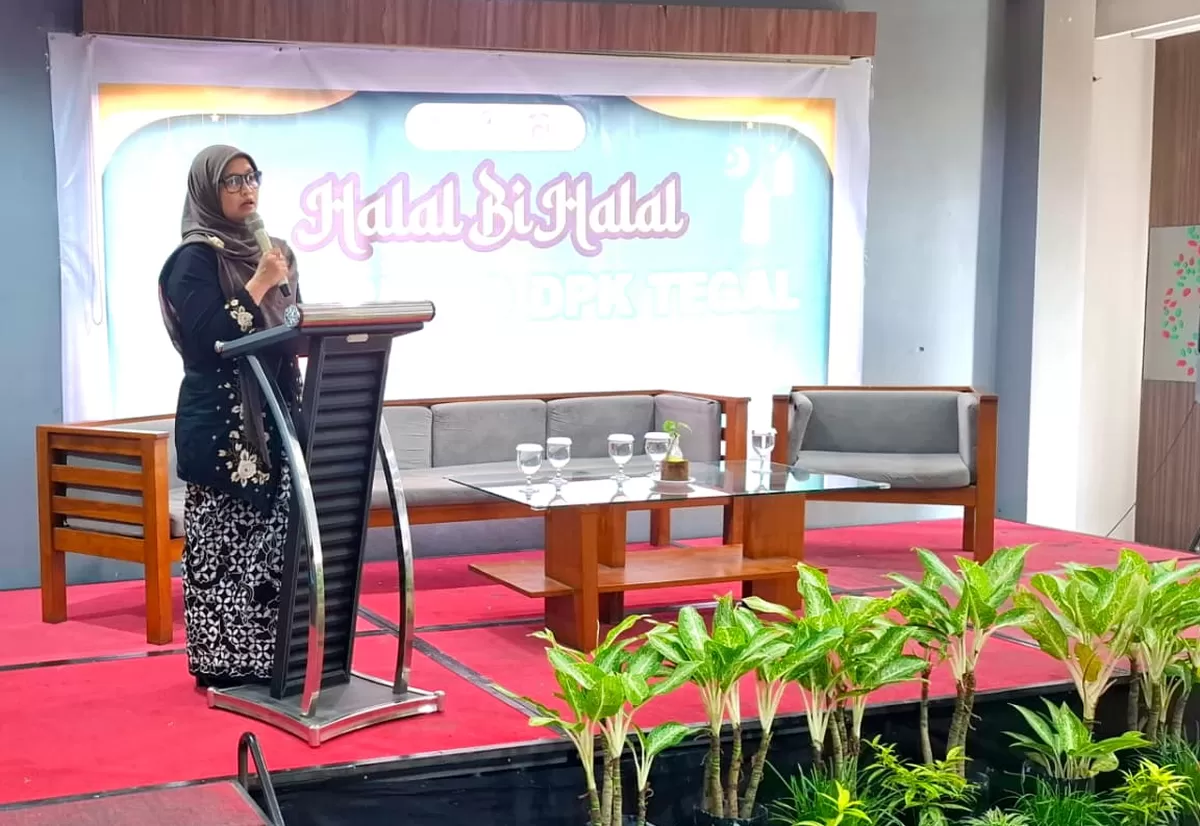 Kepala OJK Tegal Kurnia Tri Puspita memberikan sambutan dalam Halal Bihalal Perhimpunan Bank Perekonomian Rakyat Indonesia (Perbarindo) se-Eks Karesidenan Pekalongan, Jumat 18 April 2026. (OJK Tegal)