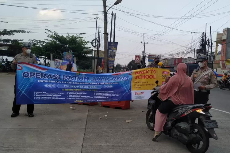 Giat memberikan imbauan kepada pengendara terkait pelanggaran di wilayah Kota Depok. (DOK SATLANTAS POLRES DEPOK)
