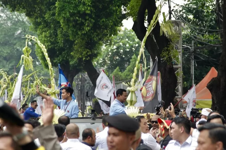 Potret Kompak Prabowo-Gibran, Kenakan Kemeja Biru Muda Melaju Ke KPU ...