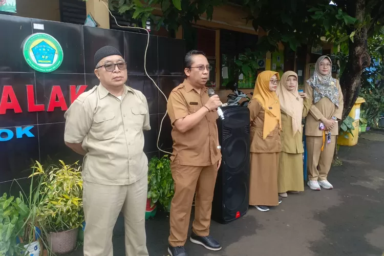 Kepala SDN RRI Cisalak, Arif Suryadi saat memberikan motivasi kepada seluruh siswanya dalam mengikuti PSAJ. (ANDIKA EKA/RADAR DEPOK)
