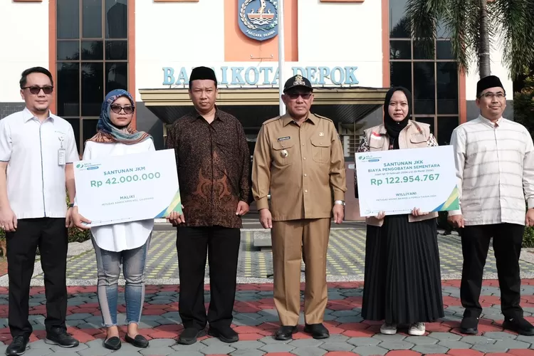 Pemkot Depok bersamma BPJS Ketenagakerjaan memberikan santunan bagi dua orang petugas Pemilu 2024 yang mengalami meninggal dunia dan sakit akibat kecelakaan kerja, di Balaikota Depok. (ISTIMEWA)