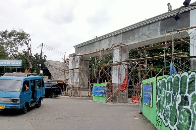 Pembangunan Gapura di depan gerbang Jalan Raya Punak RW4, Kelurahan Pangkalanjati, Cinere, Depok sedang berlangsung. (RADAR DEPOK)