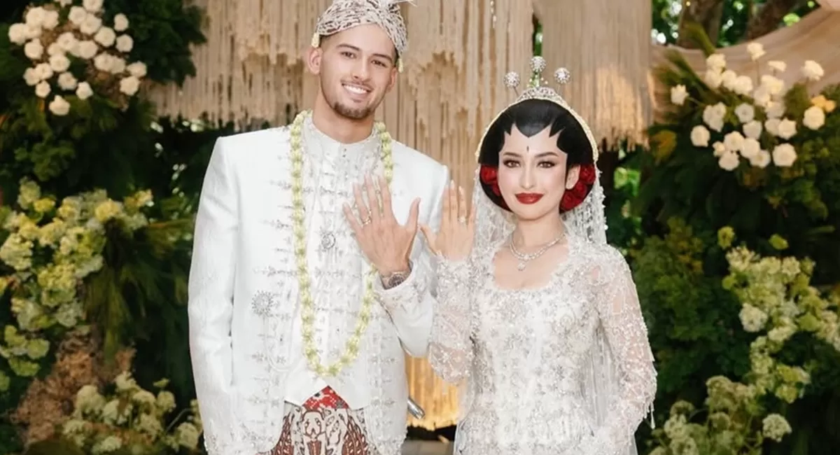 Potret Jennifer Coppen dan Justin HUbner yang telah resmi menjadi pasangan suami istri dalam acara akad nikah adat Jawa (Instagram/jennifercoppenreal20)