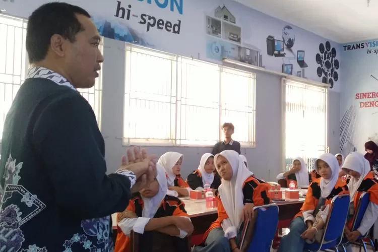 Dosen FTIK USM Berikan Penyuluhan Literasi Digital di SMKN 3 Boja Kendal