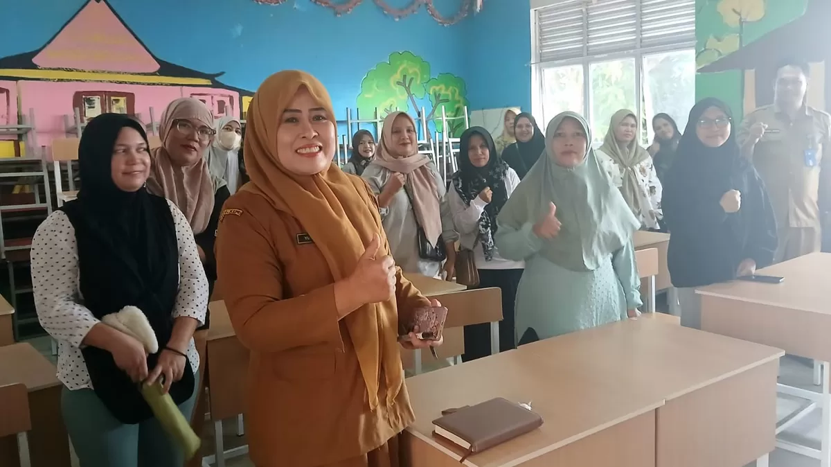 Kepala Sekolah Kepsek SDN 004 Bengkong, Yumaroh, photo bersama beberapa wali murid saat pertemuan Selasa 19 Mei 2026. (Muhammad Kamil)