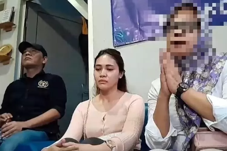 Ibu Korban, E (Paling kanan) saat melakukan Konferensi pers di PWI Kota Depok, Kecamatan Pancoranmas, Kota Depok, Sabtu (5/1). (AGNESYA WIANDA/ RADAR DEPOK)