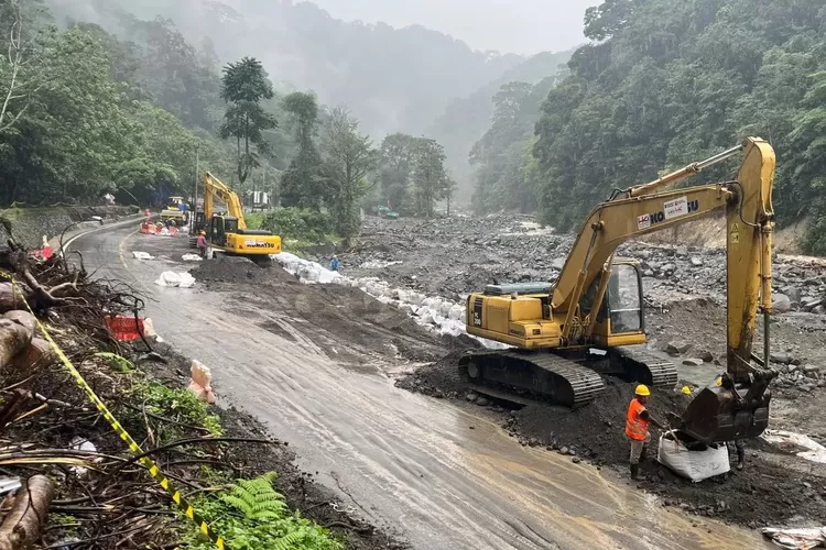 Alat berat dikerahkan untuk percepatan perbaikan Jalan Nasional Padang-Bukittinggi (bnpb.go.id)