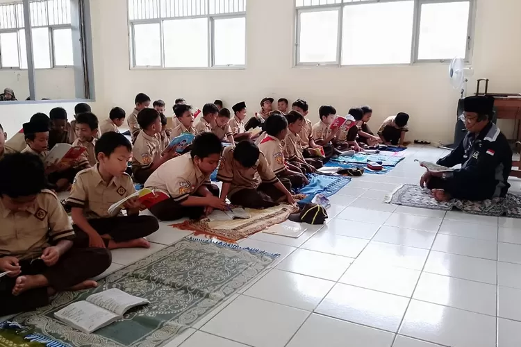 Kegiatan Salat Dhua bersama yang diadakan MIN 1 Depok selama Bulan Suci Radadan 1446 Hijriah. (ANDIKA EKA/RADAR DEPOK)