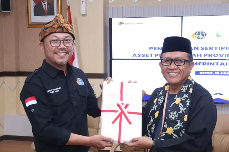 Kepala BPN, Kota Depok Indra Gunawan menyerahkan sertifikat elektronik aset milik Pemkot Depok dan Pemprov Jawa Barat, P di Aula Kantor Pertanahan Kota Depok, Kamis (20/6). (DOK BPN DEPOK)
