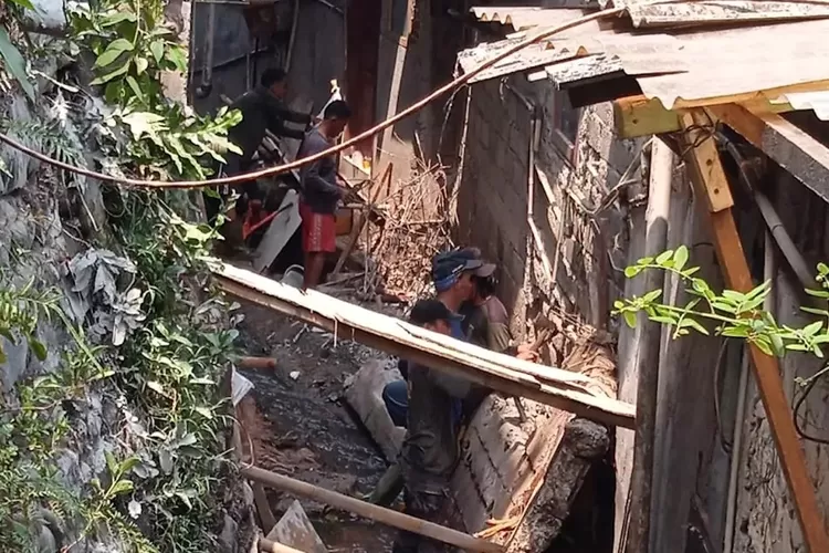 Satgas DPUPR Kota Depok melakukan penanganan longsor turap setinggi 2 meter, di RT7/1 Kelurahan Mekarsari, Kecamatan Cimanggis. (Pemkot Depok)