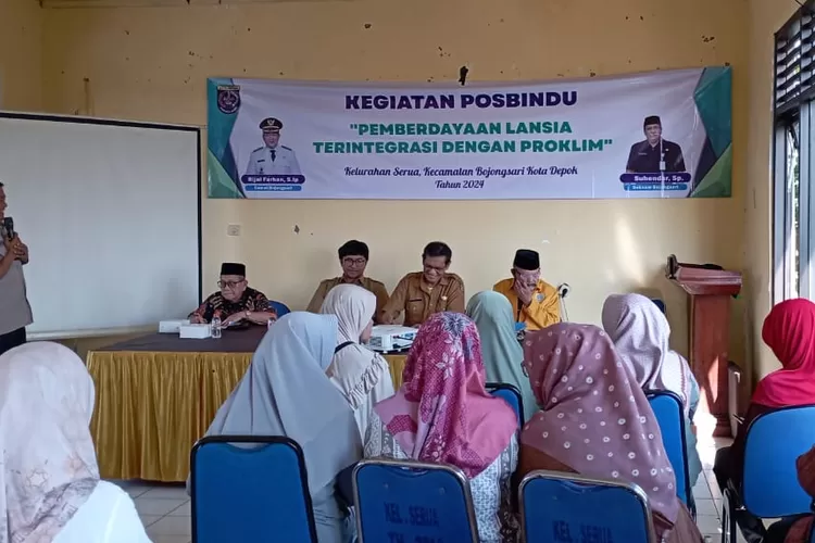 GIAT : Saat materi pemberdayaan Lansia terintegrasi dengan program kampung iklim (Proklim) tingkat Kelurahan Serua, Kecamatan Bojongsari, Kota Depok, berlangsung di aula kelurahan, Senin (8/7). (ALDY RAMA/RADAR DEPOK)