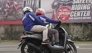 Tips Aman Ketika Duduk Berboncengan Menggunakan Sepeda Motor