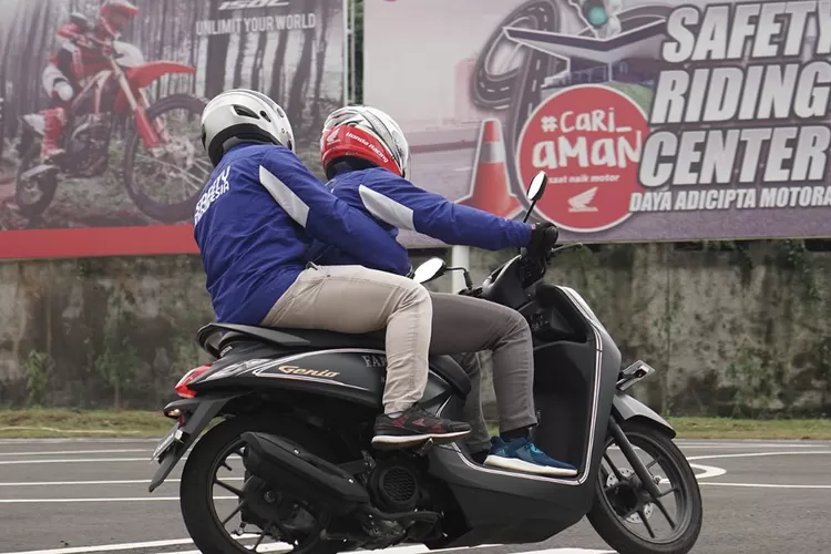 Tips berkendara aman saat berboncengan dengan sepeda motor Honda.