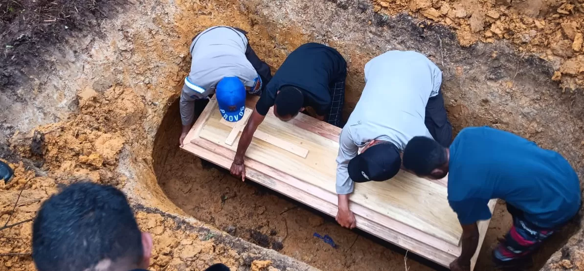 Prosesi pemakaman jenazah korban aniaya oknum polisi di Pegunungan Bintang, Papua Tengah. (HUMAS POLDA PAPUA)