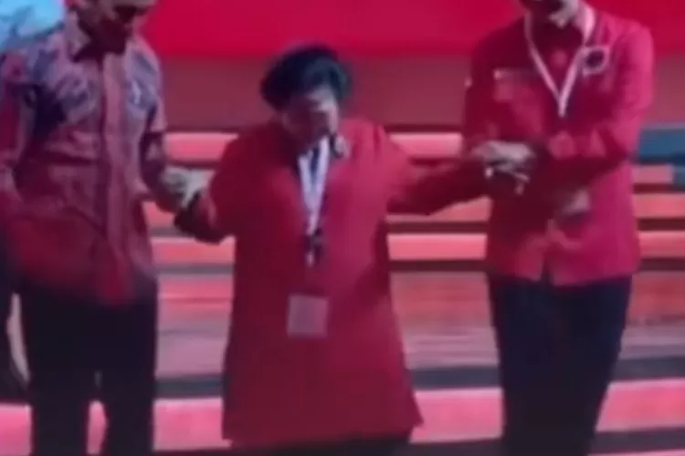 Viral Video Megawati Hempaskan Tangan Jokowi Puan Maharani Angkat