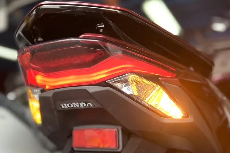 Memahami fungsi dan penggunaan lampu hazard di sepeda motor yang kerap disalahgunakan. Hanya untuk darurat.