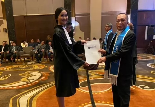 Hermansyah Dulaimi saat menyerahkan SK pengangkatan kepada salah satu advokat.  (Foto: Saifullah Nur Ichwan )