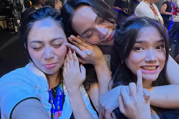 (Dari kiri ke kanan) Rachel Vennya bersama Erika Carlina dan Fuji An saksikan Synchronize Fest pada 5 Oktober 2025 (Foto: Gorajuara/ Instagram/ @rachelvennya)