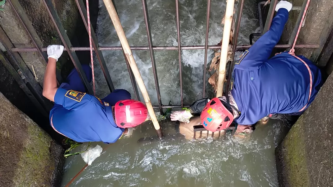 Evakuasi Mayat terselip di pintu air Cikuya Cibadak  (Isep Panji)