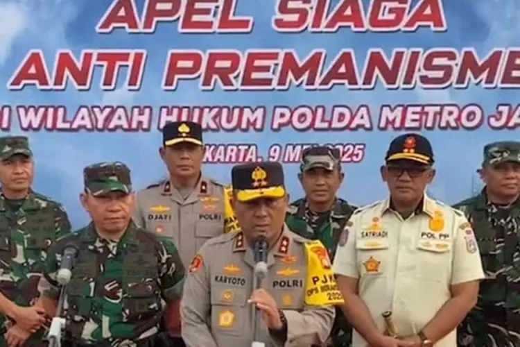 Kapolda Metro Jaya Irjen Pol Karyoto didampingi Pangdam Jaya Mayjen TNI Rafael Granada Baay saat menggelar pers conference usai apel gelar pasukan anti premanisme di Jakarta. (Tangkapan layar Instagram @poldametrojaya)