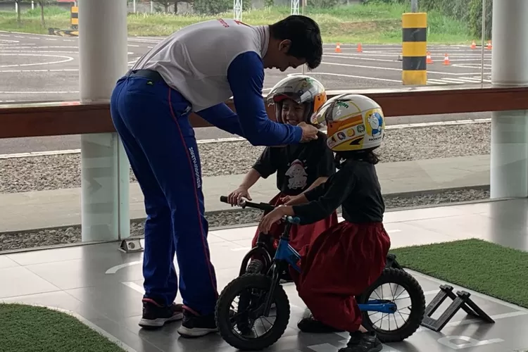 Honda, memberikan edukasi bagaimana berkendara dengan aman kepada anak-anak. (AHM)