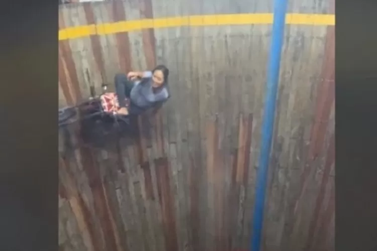 perempuan terlihat hamil mengendarai tong setan. (tangkapan layar TikTok @youngmum9)