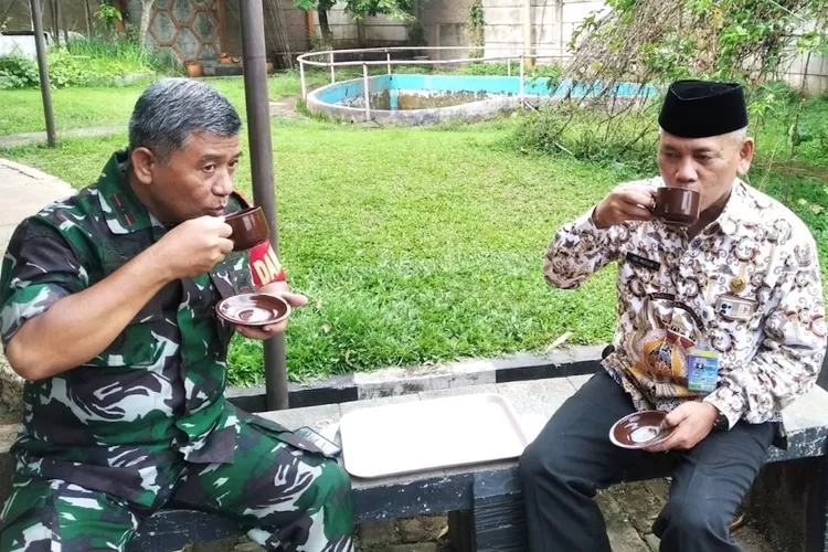 Camat Tapos, Abdul Mutolib (kanan) menikmati secangkir kopi bersama Danramil Cimanggis.