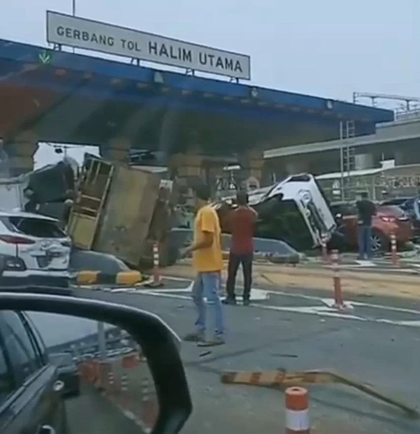 Kecelakaan Beruntun Di Gerbang Tol Halim Utama, 5 Mobil Berhamburan ...