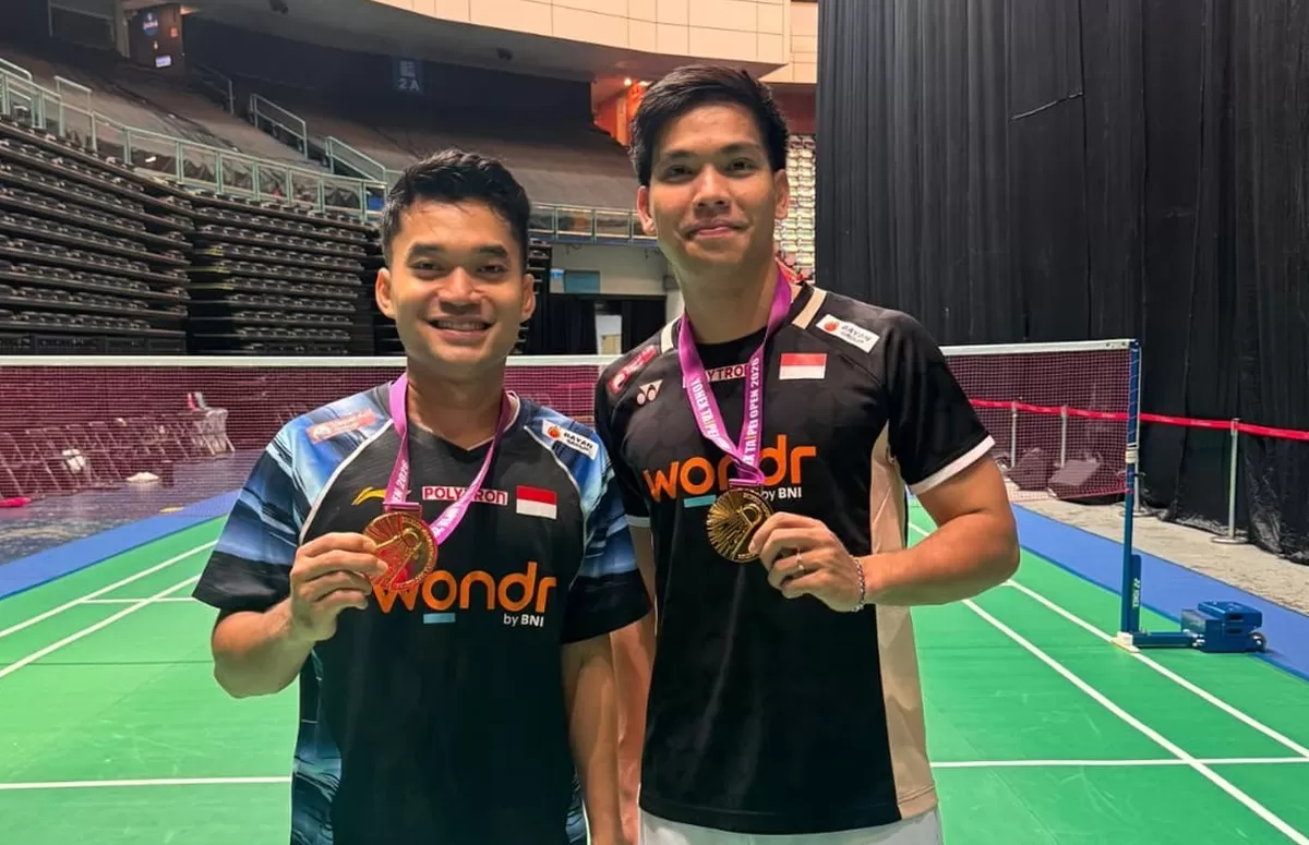 Penantuan panjang Leo Rolly Carnando/Daniel Marthin akhirnya terwujud di Taipei Open 2026. Mereka naik podium tertinggi usai memenangi laga final melawan wakil Malaysia. 