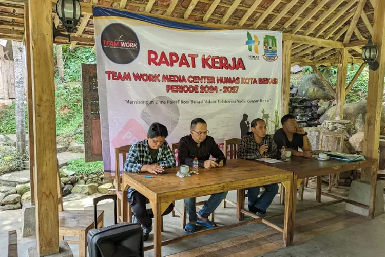 Raker Team Work Media Center Humas Kota Bekasi diapresiasi Pemkot, Sabtu-Minggu (18-19) Mei 2024, di Tirta Arsanta. (FOTO: Humas Team Work Media Center))