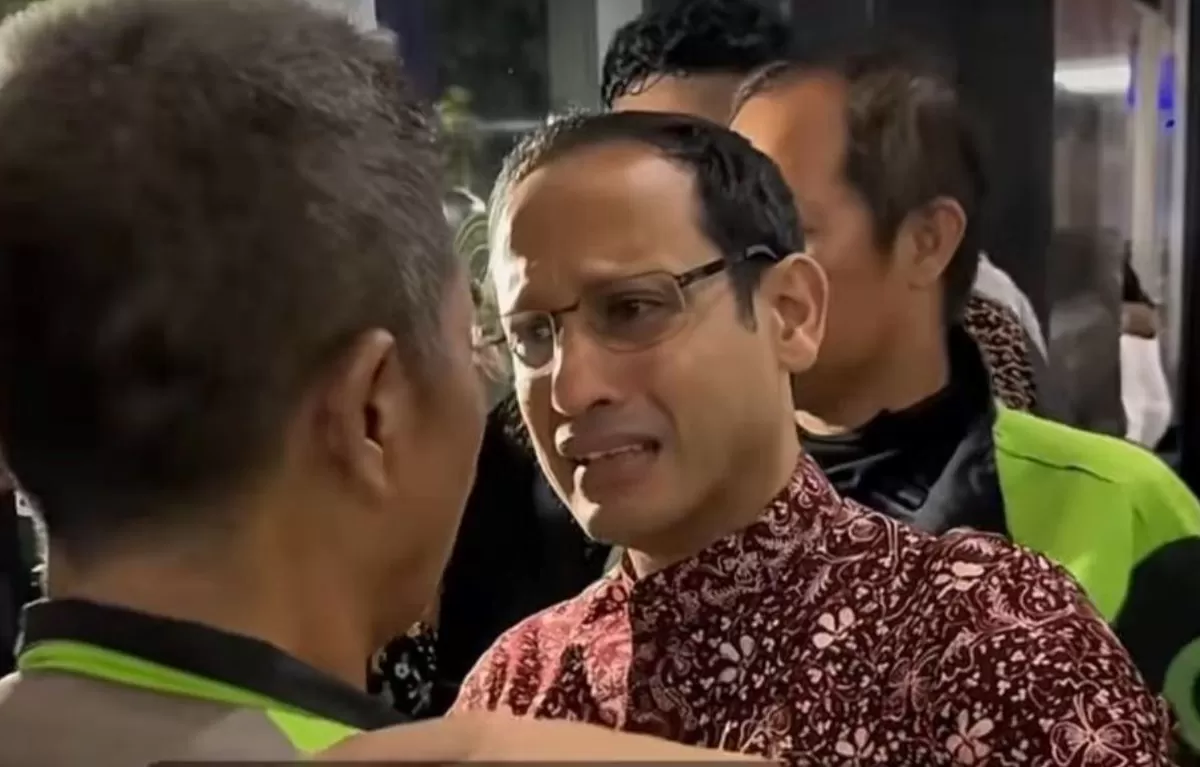 Di depan driver ojol Nadiem Makarim menangis usai dituntut 18 tahun penjara usai persidangan di Pengadilan Tindak Pidana Korupsi Jakarta Pusat. (foto;fb)