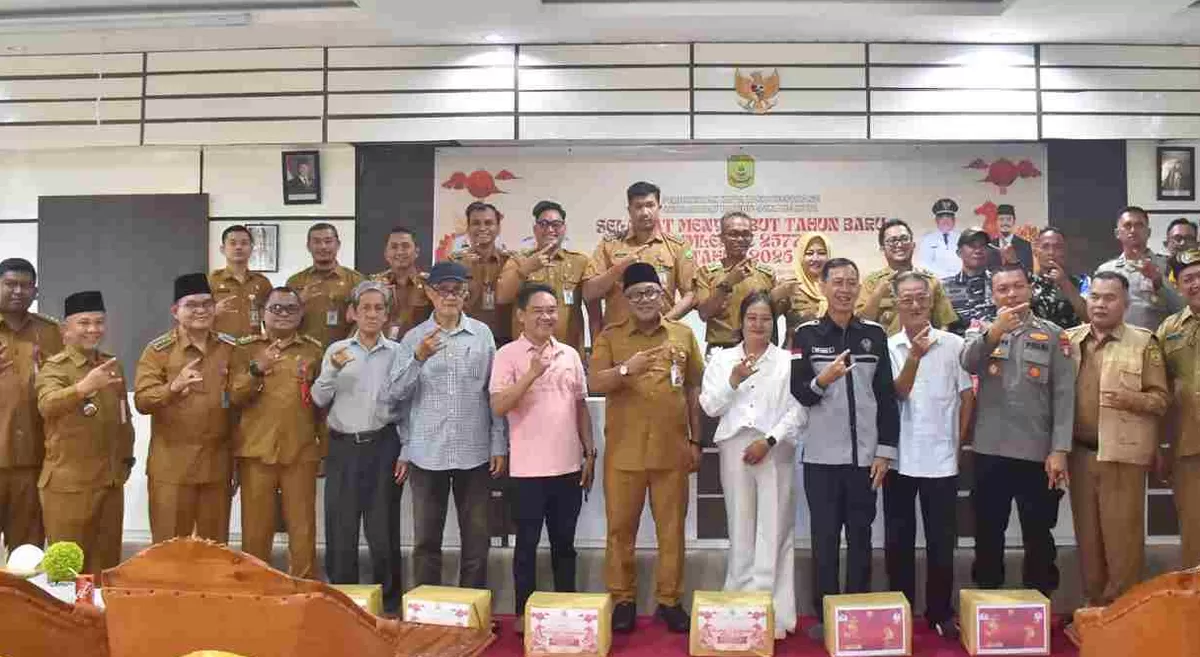 Walikota Tanjungpinang Lis Darmansyah foto bersama usai menyerahkan bantuan paket sembako kepada RT/RW yang merayakan Imlek. (Foto: Diskominfo Tanjungpinang)