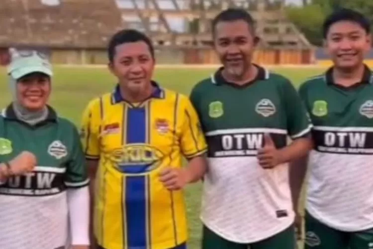 Bupati Tojo Una Una Ilham Lawidu baju kuning
