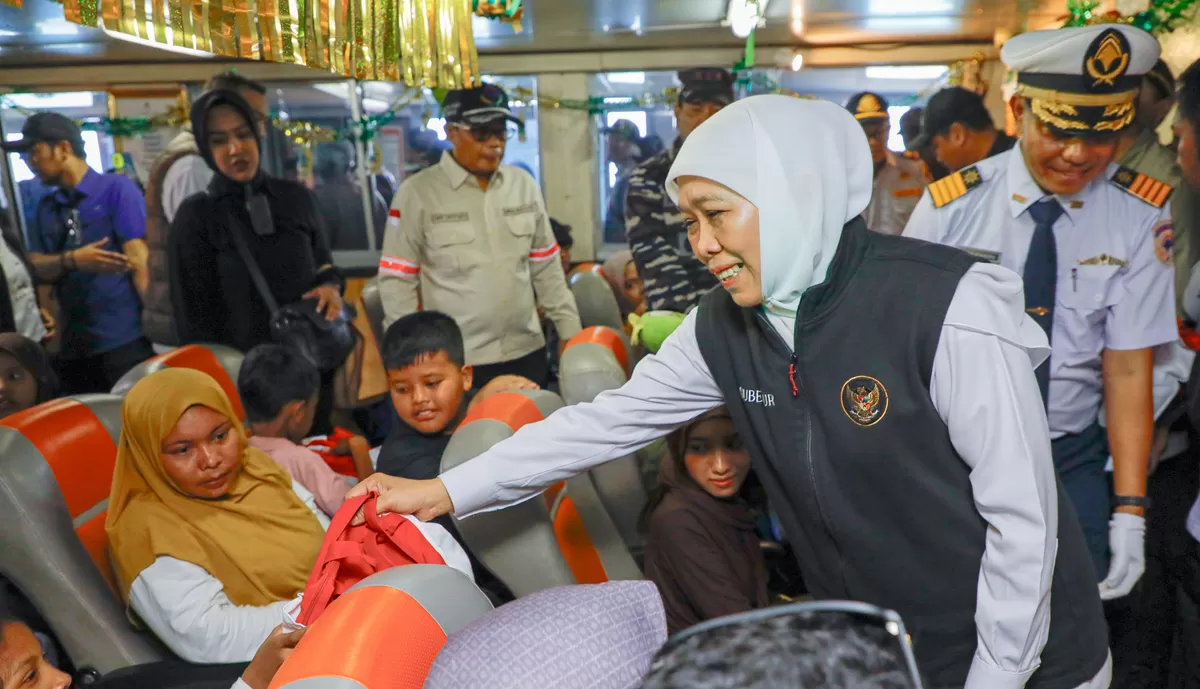 Gubernur Jatim Khofifah Indar Parawansa, menyalami peserta mudik gratis menggunakan kapal laut di Pelabuhan Jangkar, Kabupaten Situbondo, Minggu (15/3/2026) (Ist).