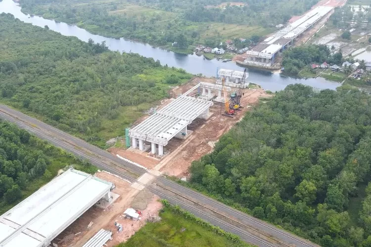 Jalan tol penghubung Sumatera Selatan dengan Jambi yang diproyeksikan akan tuntas pembangunannya di tahun 2024 ini (Instagram: PUPR_BPJT)